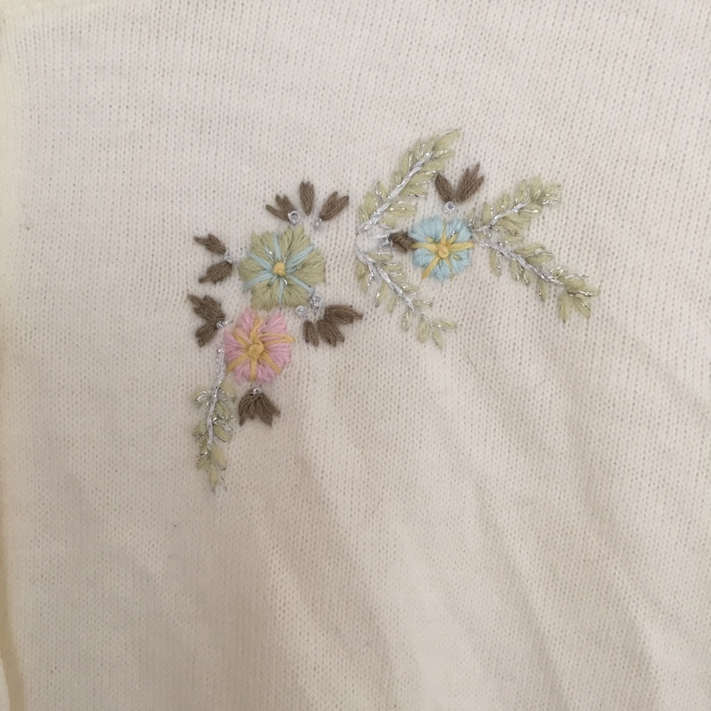 📦SOLD📦 Old Navy ivory cardigan w/flowers - Picture 4 of 8